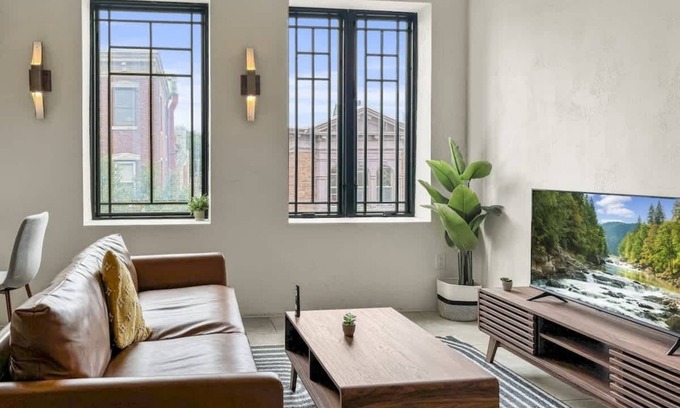 Society Hill Apartment | Luxury 1BD | 1 Bed | South St