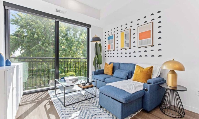St. Anthony West Apartment | Luxury 1BD Gym, Rooftop, Street Parking by DT, UMN