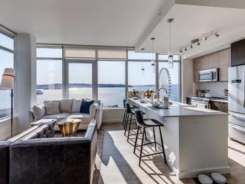 Downtown Seattle Apartment | Luxury 1Bedroom 1bath Ferris wheel Water Views