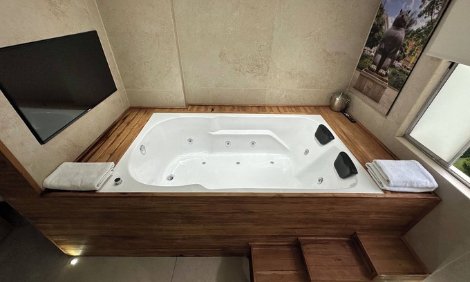 Doce de Octubre 2 Apartment | Luxury 1BR in Medellin Wi-Fi 600Mb, King Bed, Hot tub, Chimney, A/C