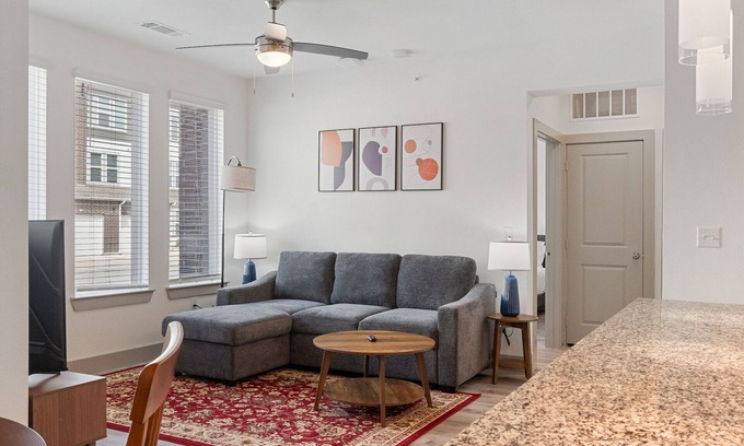Vista Del Pueblo Apartment | Luxury 1BR Near The Airport 4386