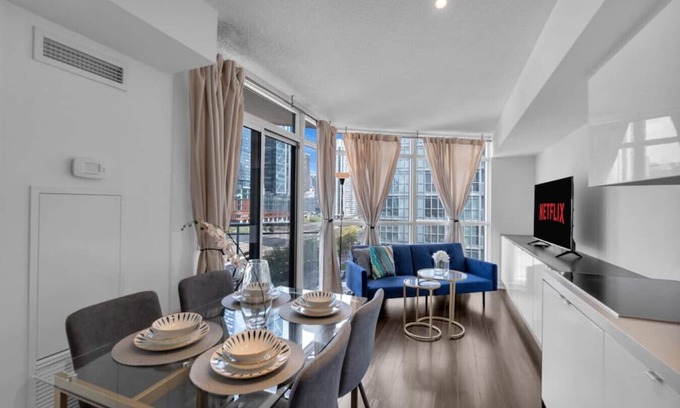 Wellington Place Hotel | Luxury 1BR - Walk to CN Tower - Convention Centre