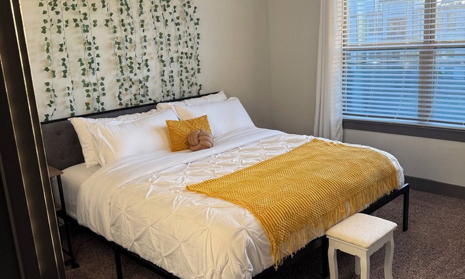 Houston Apartment | Luxury 1BRw/Balcony Near Airport