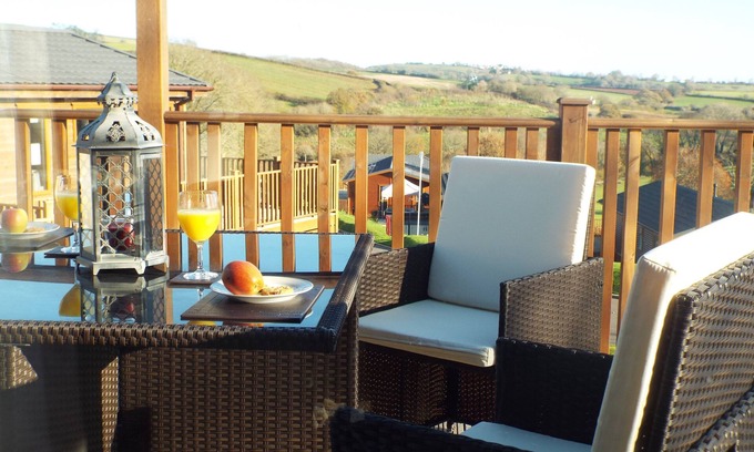 Paignton Cabin | luxury 2 - 6 Person Pet Friendly Lodge cw Hot Tub 5* Devon Hills Country Park