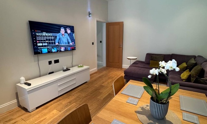 Palmers Green Apartment | Luxury 2-Bed, 2-Bath, Off Street Parking, Terrace and Garden