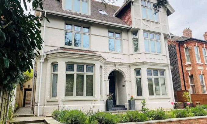 Eaton Apartment | Luxury 2 bed Apartment-Golden Triangle w/Parking