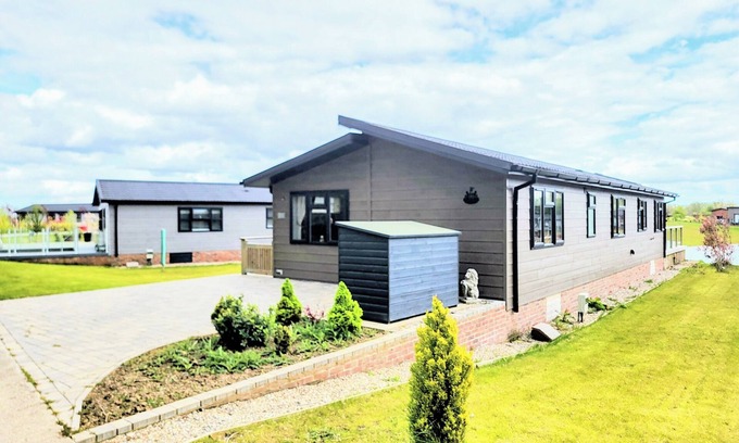 Arnold Cabin | Luxury 2-Bed Lodge in Routh, Sleeps 4 with Hot Tub