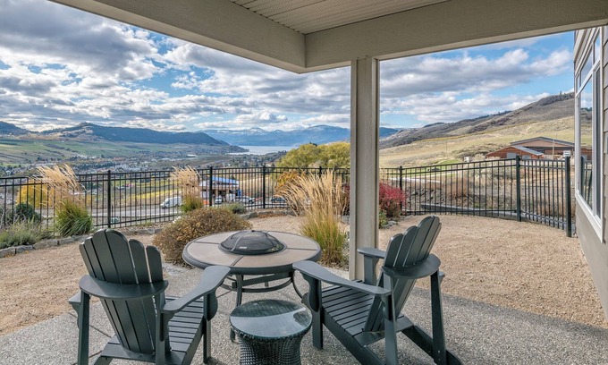 Vernon House | Luxury 2 bed suite just 4 minutes to downtown!