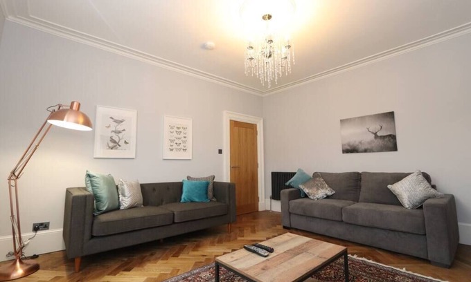 Dollar Apartment | Luxury 2 bedroom 2 bathroom Duplex sleeping up to six