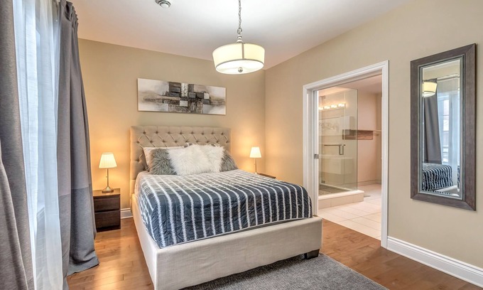 Cote-Des-Neiges—Notre-Dame-De-Grace Condo | Luxury 2 bedroom, 2 bath condo , 2 balconies, hi speed WIFI with FREE parking