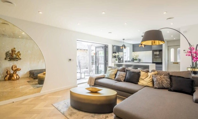 Cambridge Apartment | Luxury 2 Bedroom Apartment with Parking