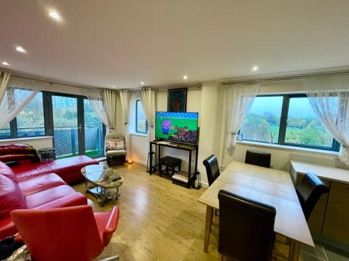 Park Royal Apartment | Luxury 2 Bedroom Apartment- Lake view - Free Parking - Wembley Stadium 5KM