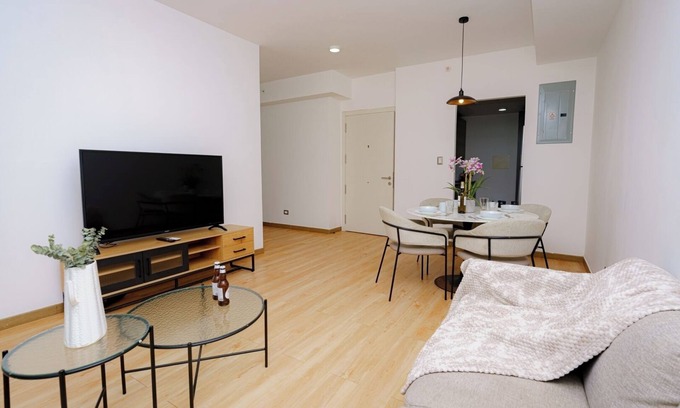 Marbella Condo | Luxury 2 bedroom apt with free parking