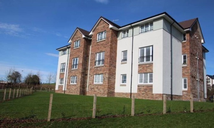 Bishopton Apartment | Luxury 2 Bedroom Flat in Quiet Village w/Ensuite