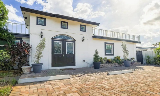 Delray Beach House | Luxury -2 Bedroom Home with Free Parking on Site
