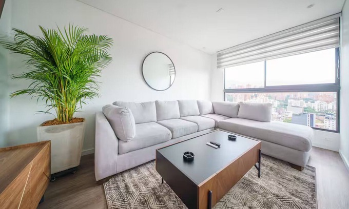 Lalinde Apartment | Luxury 2 Bedroom Highrise Apt: 5 Min from Provenza