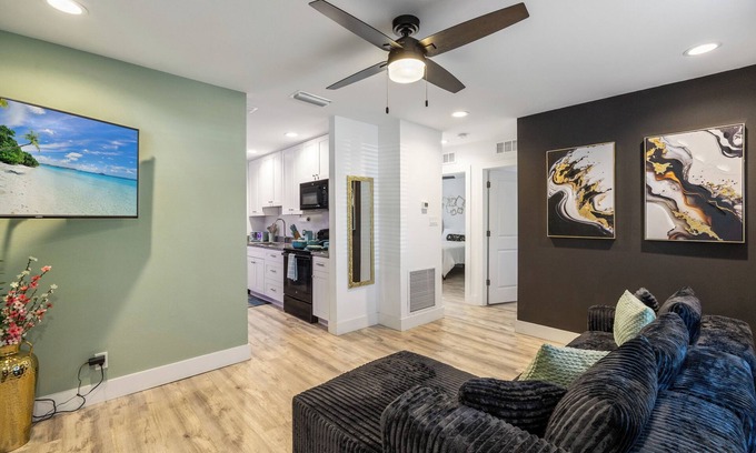 Bearss Plaza House | Luxury 2-bedroom house in Tampa 5mins to USF & Busch Gardens onsite Parking