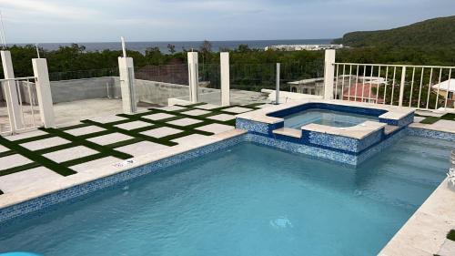 Silver Sands Villa | Luxury 2 Bedroom Rooftop pool View unit #3