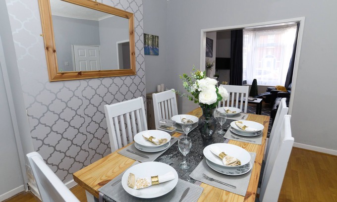 Crewe House | Luxury 2 bedroom terraced home next to Bentley Motors.