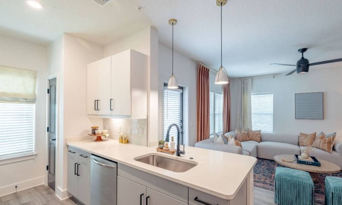 Braden River Apartment | Luxury 2 Bedroom Unit, Minutes from Restaurants and the Beach