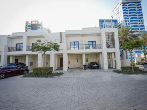 Al-Fujairah Villa | Luxury 2 bedroom villa pool beach gym access