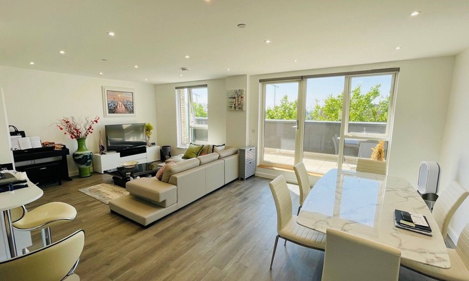 South Acton Apartment | Luxury 2 Bedrooms Penthouse + Free Indoor Parking