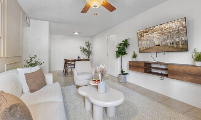 SoHo Apartment | Luxury - 2 blocks from Bayshore | GYM | POOL | #2