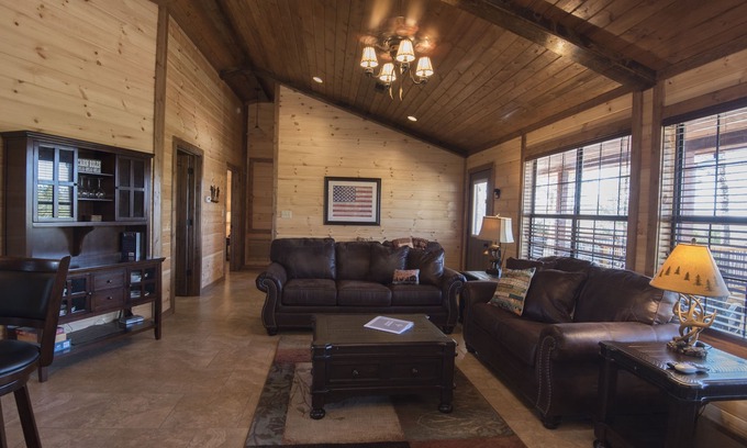 Smithville Cabin | Luxury 2-BR Cabin on 4.8 acres From 2018 at Mt Fork River -10 Kayaks included!