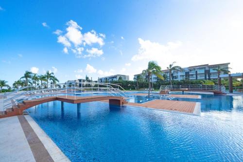 Puerto Juarez House | Luxury 2 BR Condo with tub & Infinity Pool - Beach Side At Mareazul - Sirenita G
