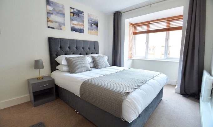 Crawley Apartment | Luxury 2 BR Fully Furnished Flat- 2 Parking Spaces