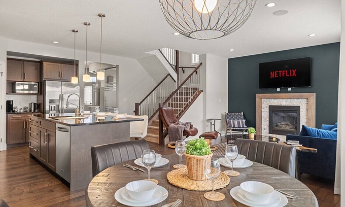 Southwest Edmonton House | Luxury 2 Car Garage Home » AC » King Bed » Netflix