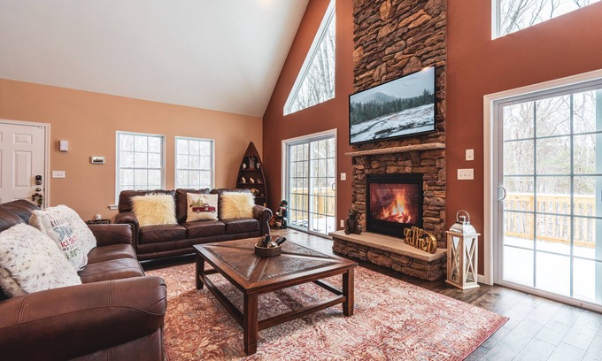 Rowland House | Luxury 2 Master suite with Hot Tub & Sauna