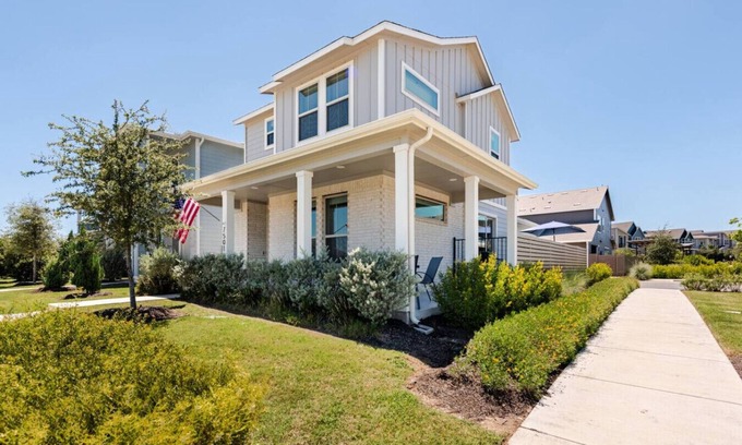 Austin Condo | Luxury 2-Story Condo Hot Tub Gym Pool Airport
