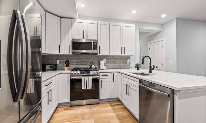 Harbor View - Orient Heights Apartment | Luxury 2BD/2BA Near Airport 4686