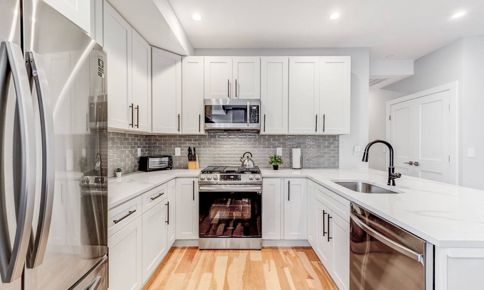 Harbor View - Orient Heights Apartment | Luxury 2BD/2BA Near Airport 1641