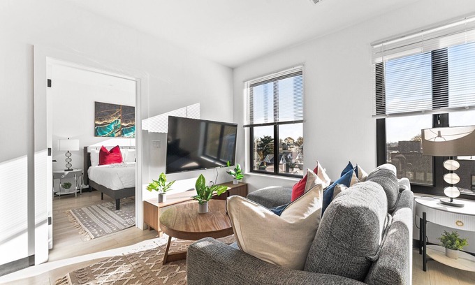 Everett Apartment | Luxury 2bd/2ba near Boston 1062