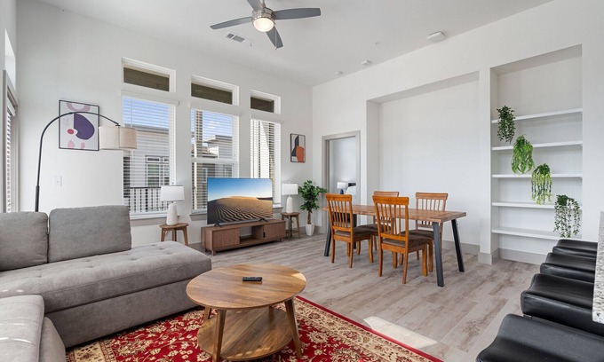 Vista Del Pueblo Apartment | Luxury 2BD/2BA Near Airport 3386