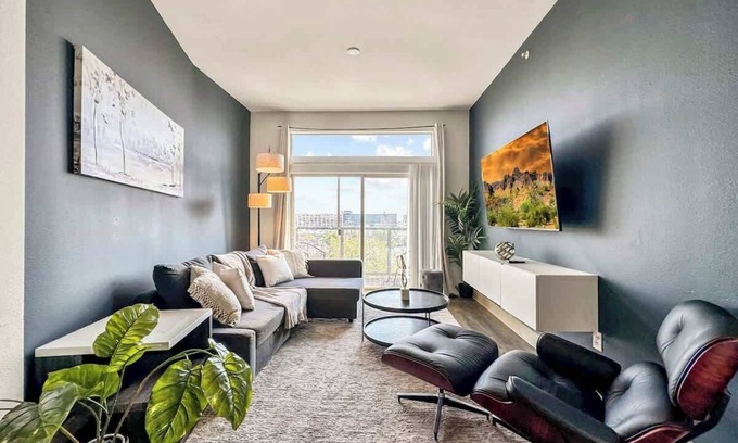 Deep Ellum Apartment | Luxury 2BD | Deep Ellum | Free Parking | Pool+Gym