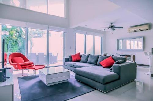 12th Street Apartment | Luxury 2be/2.5ba apartment on 12 Street (100mbps wifi+pool+gym)