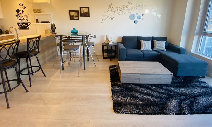 Crescent Heights Condo | Luxury 2Bed 2Bath Waterfront Downtown Property with River View