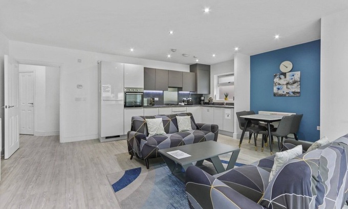 Brent Apartment | Luxury 2Bedroom - 2Bath - Prime Location - Patio