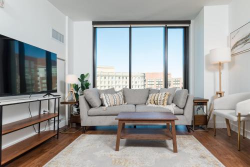 Back Bay East Apartment | Luxury 2BR BackBay Boston Common T-station Roof Top Lounge Gym