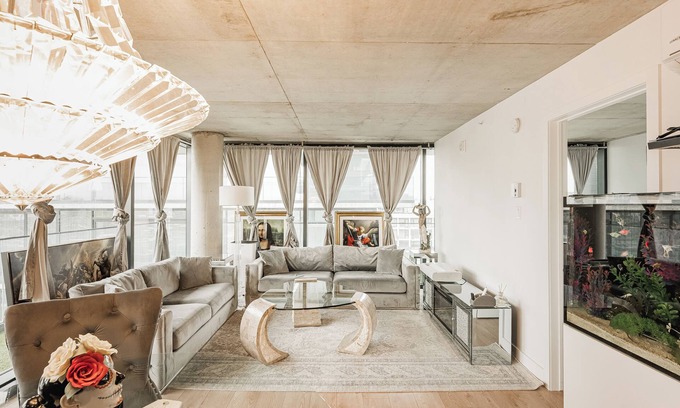 Griffintown Condo | Luxury 2BR Condo in Griffintown w/Pool and Terrace Views - LLadro House