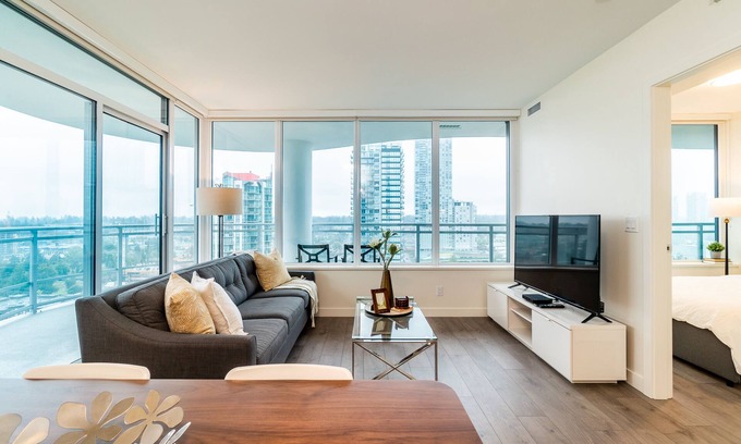 Surrey Condo | Luxury 2BR Condo w/Great View in Surrey Center