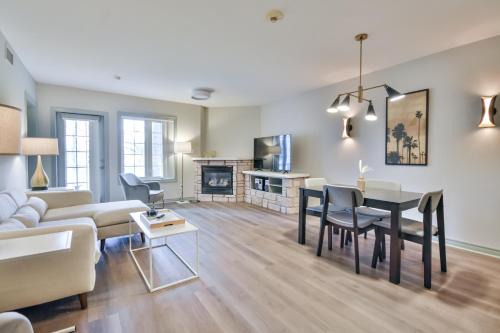 Oro-Medonte Apartment | Luxury 2BR King Condo with Pool & Spa Access