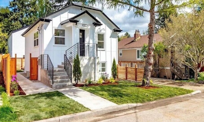 Crown Hill House | Luxury 2br1ba w/Hot tub, patio, crib & vanity