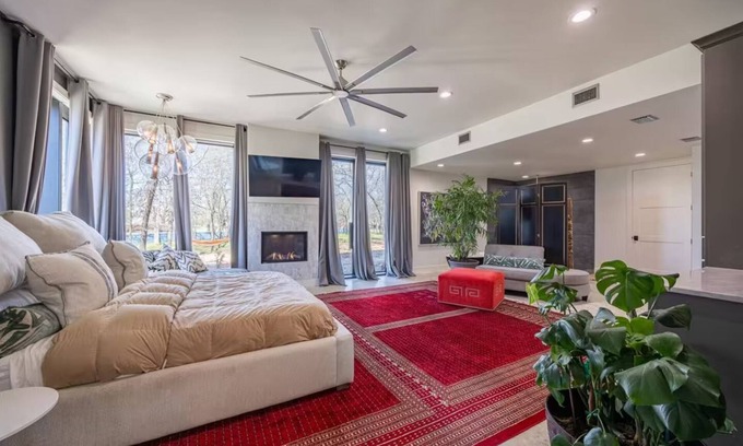 Krugerville House | Luxury 3.16 Acre Barndo Retreat Near PGA Frisco!