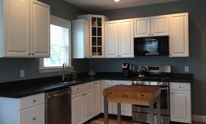 Medford Apartment | Luxury 3 Bdrm - Mins to Tufts, Davis Square, Harvard