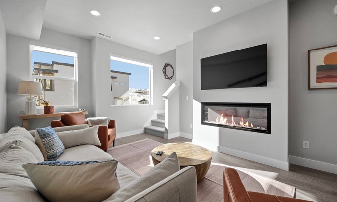 Park City House | Luxury 3 bed/3 bath townhome in Park City, Sauna, 10 min to world-class skiing