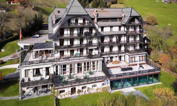 Chateau-d'Oex Apartment | Luxury 3 Bed apartment, panoramic mountain views, 5* Spa Facilities -